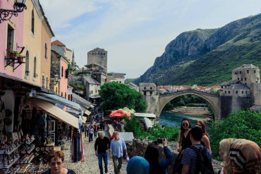 Mostar, Bosna-Hersek - 12 Mayıs 2022: Yürüyen Turistlerle Renkli Geleneksel Hediyelerle Mostar 'ın merkezindeki Eski Kent