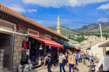 Mostar, Bosna-Hersek - 12 Mayıs 2022: Yürüyen Turistlerle Renkli Geleneksel Hediyelerle Mostar 'ın merkezindeki Eski Kent