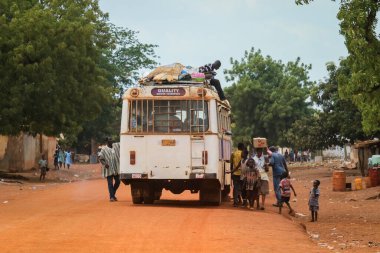 Accra, Gana - 01 Nisan 2022: Gana 'nın göbeğindeki Tozlu Yol' da kalabalık bir Afrika halk otobüsü