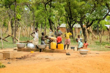 Kumasi, Gana - Nisan 04, 2022: Köy Caddesi 'nde Afrikalı Çocuk Oynuyor