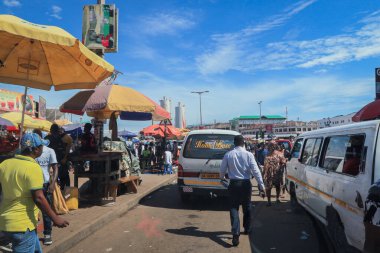 Kumasi, Gana - Nisan 04, 2022: Kumasi 'deki Gana Merkez Pazarı yakınlarındaki Busy Street
