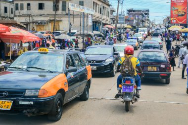 Kumasi, Gana - Nisan 04, 2022: Kumasi 'deki Gana Merkez Pazarı yakınlarındaki Busy Street