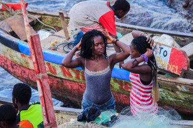 Cape Coast, Gana - 5 Nisan 2022: Yerel Gana Afrikalıları yüzüyor ve sıcak Atlantik Okyanusu 'nda eğleniyorlar