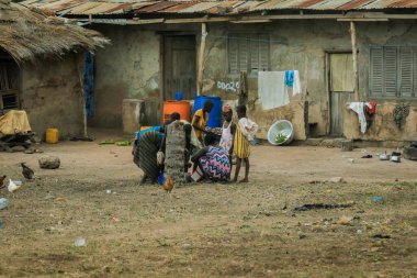 Accra, Gana - Nisan 06, 2022: Yerel Afrikalılar Gana Köyü, Batı Afrika 'da günlük işlerini yapıyorlar