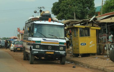 Accra, Gana - Nisan 06, 2022: Yerel Afrikalılar Gana Köyü, Batı Afrika 'da günlük işlerini yapıyorlar