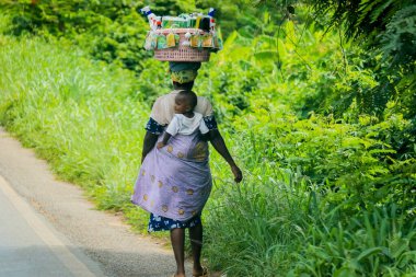 Accra, Gana - Nisan 06, 2022: Yerel Afrikalılar Gana Köyü, Batı Afrika 'da günlük işlerini yapıyorlar