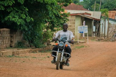 Accra, Gana - Nisan 06, 2022: Yerel Afrikalılar Gana Köyü, Batı Afrika 'da günlük işlerini yapıyorlar