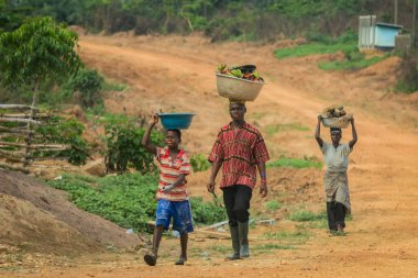 Accra, Gana - Nisan 06, 2022: Yerel Afrikalılar Gana Köyü, Batı Afrika 'da günlük işlerini yapıyorlar
