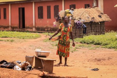 Accra, Gana - Nisan 06, 2022: Yerel Afrikalılar Gana Köyü, Batı Afrika 'da günlük işlerini yapıyorlar