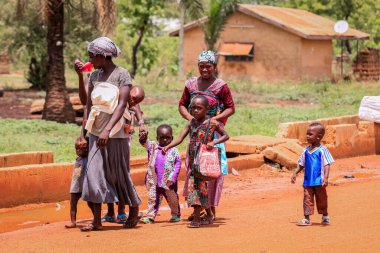 Accra, Gana - Nisan 06, 2022: Yerel Afrikalılar Gana Köyü, Batı Afrika 'da günlük işlerini yapıyorlar