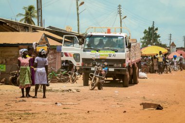 Accra, Gana - Nisan 06, 2022: Yerel Afrikalılar Gana Köyü, Batı Afrika 'da günlük işlerini yapıyorlar