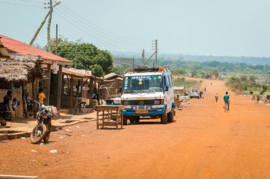 Accra, Gana - Nisan 06, 2022: Yerel Afrikalılar Gana Köyü, Batı Afrika 'da günlük işlerini yapıyorlar
