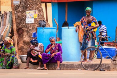 Accra, Gana - Nisan 06, 2022: Yerel Afrikalılar Gana Köyü, Batı Afrika 'da günlük işlerini yapıyorlar