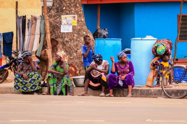 Accra, Gana - Nisan 06, 2022: Yerel Afrikalılar Gana Köyü, Batı Afrika 'da günlük işlerini yapıyorlar
