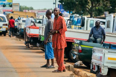 Accra, Gana - Nisan 06, 2022: Yerel Afrikalı Gana halkı Accra Caddelerindeki günlük etkinliklere yürüyor