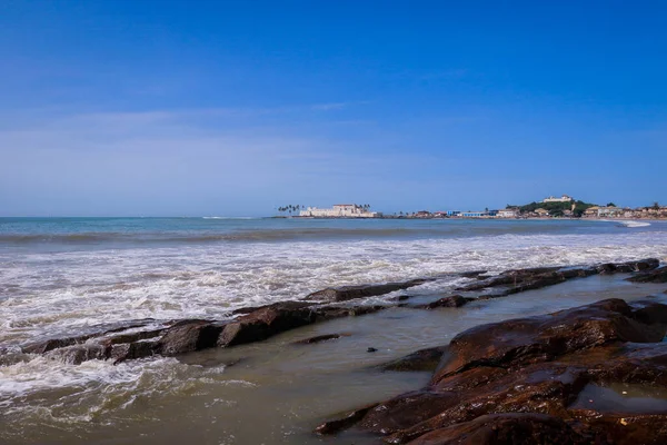 Далекий Вид Невольничий Замок Кейп Кост Побережья Атлантического Океана Гане — стоковое фото
