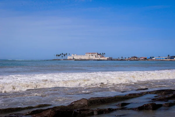 Far View Cape Coast Slave Castle Atlantic Ocean Coastline Ghana — Zdjęcie stockowe