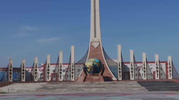 Monument Tillägnat Fighters Mot Coronavirus Taraz Kazakstan — Stockvideo