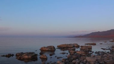 Kırgızistan 'daki Issyk Kul Gölü kıyısında Günbatımı