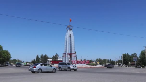 位于吉尔吉斯斯坦托克莫克小镇的中央石碑 — 图库视频影像