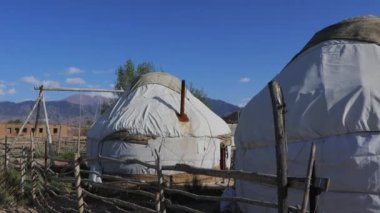 Kırgızistan 'ın Issyk Kul kıyısındaki geleneksel Kırgız Yurt Kampı