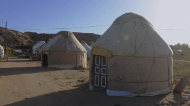 Kırgızistan 'ın Issyk Kul kıyısındaki geleneksel Kırgız Yurt Kampı