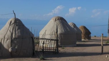 Kırgızistan 'ın Issyk Kul kıyısındaki geleneksel Kırgız Yurt Kampı