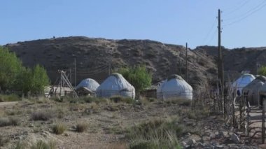 Kırgızistan 'ın Issyk Kul kıyısındaki geleneksel Kırgız Yurt Kampı
