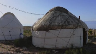 Kırgızistan 'ın Issyk Kul kıyısındaki geleneksel Kırgız Yurt Kampı