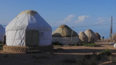 Kırgızistan 'ın Issyk Kul kıyısındaki geleneksel Kırgız Yurt Kampı