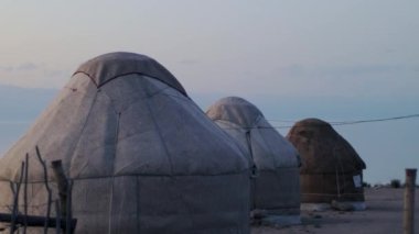 Kırgızistan 'ın Issyk Kul kıyısındaki geleneksel Kırgız Yurt Kampı