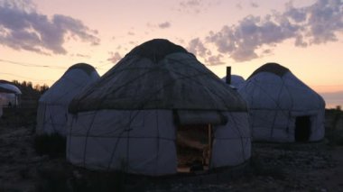 Kırgızistan 'ın Issyk Kul kıyısındaki geleneksel Kırgız Yurt Kampı