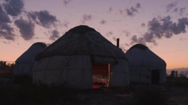 Kırgızistan 'ın Issyk Kul kıyısındaki geleneksel Kırgız Yurt Kampı