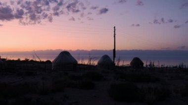 Kırgızistan 'ın Issyk Kul kıyısındaki geleneksel Kırgız Yurt Kampı