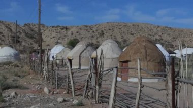 Kırgızistan 'ın Issyk Kul kıyısındaki geleneksel Kırgız Yurt Kampı