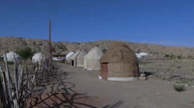 Kırgızistan 'ın Issyk Kul kıyısındaki geleneksel Kırgız Yurt Kampı
