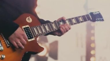 Konserde Müzik Enstrümanları ve Müzisyenlerin Elleri Sahnede