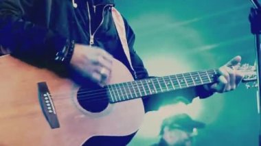 Konserde Müzik Enstrümanları ve Müzisyenlerin Elleri Sahnede