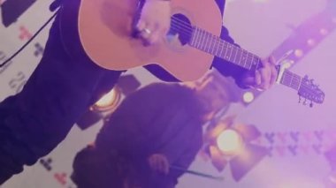 Konserde Müzik Enstrümanları ve Müzisyenlerin Elleri Sahnede