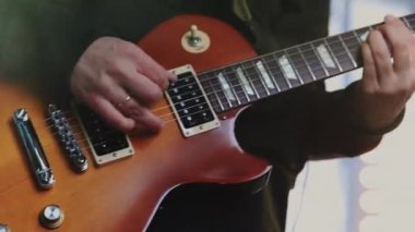 Konserde Müzik Enstrümanları ve Müzisyenlerin Elleri Sahnede