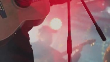 Konserde Müzik Enstrümanları ve Müzisyenlerin Elleri Sahnede