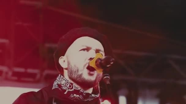Rockmusiker Spielen Bei Stadtkonzert Auf Der Bühne — Stockvideo