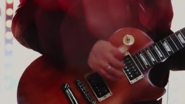 Konserde Müzik Enstrümanları ve Müzisyenlerin Elleri Sahnede