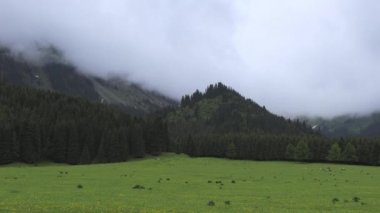 Kırgızistan Dağlarında Bulutlu Hava