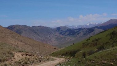 Kırgızistan 'ın Dağların Arasındaki Yol