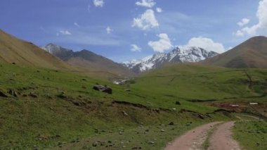 Kırgızistan 'ın Dağların Arasındaki Yol
