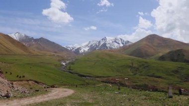 Kırgızistan 'ın Dağların Arasındaki Yol