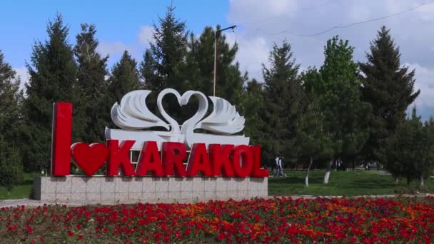 Kırgızistan Küçük Karakol Kasabasının Sokakları — Stok video