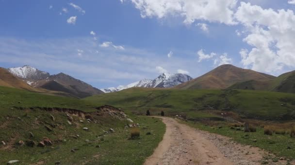 Die Straße Zwischen Den Berglandschaften Kirgisistans — Stockvideo