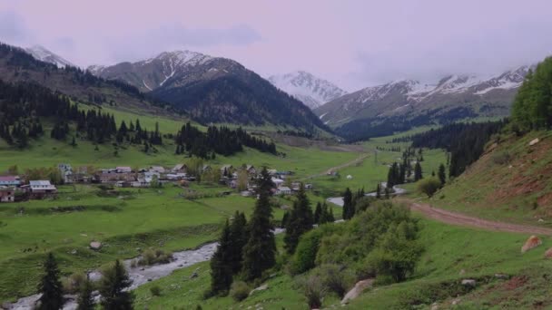 キルギス ジェルガラン渓谷の集落と自然景観 — ストック動画